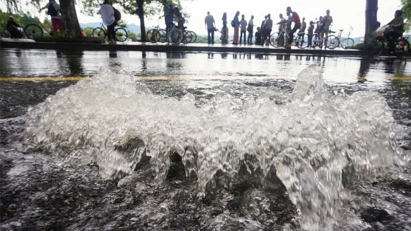 VIDEO: El dramático rescate de un niño de 11 años, arrastrado por las aguas de una alcantarilla