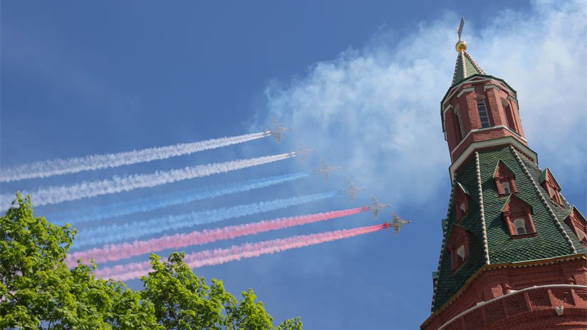 VIDEOS: Los mejores equipos bélicos de Rusia sobrevuelan y desfilan por la Plaza Roja