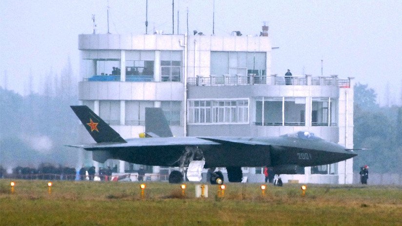 El primer caza furtivo chino J-20 ya participa en ejercicios navales