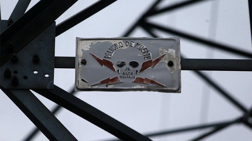 FUERTE VIDEO: Muere electrocutado tras agarrar cables de alta tensión durante un concierto (18+)