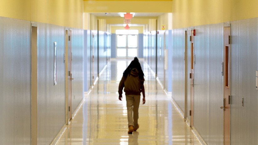VIDEO: Presenta su tesis y se quita la ropa en protesta tras críticas de la profesora a su aspecto
