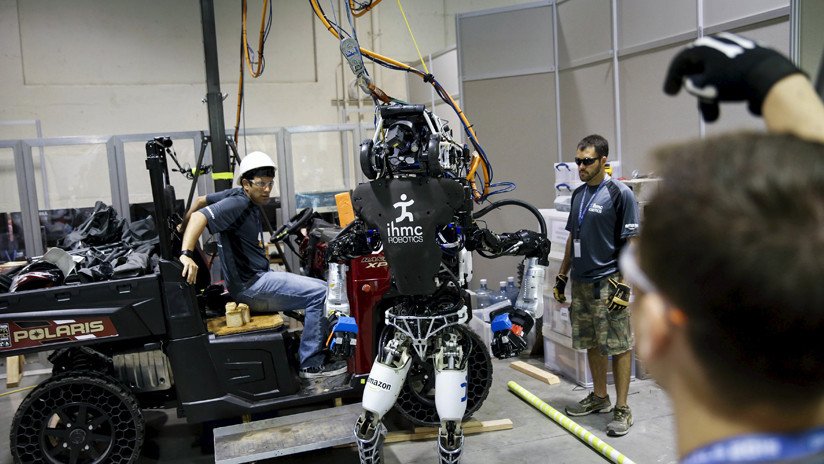 VIDEO: Una máquina androide 'capaz de perseguir a los humanos' trota en un parque