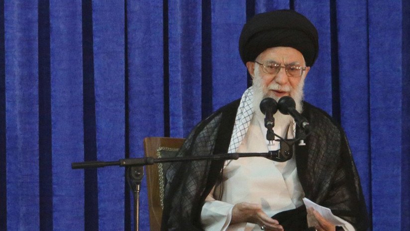 FOTO: El líder supremo de Irán publica una instantánea leyendo el polémico libro sobre Trump