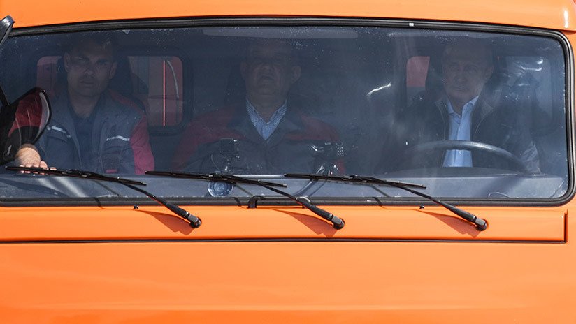 "¡Vámonos!": Putin inaugura el puente de Crimea al volante de un camión Kamaz (VIDEO)