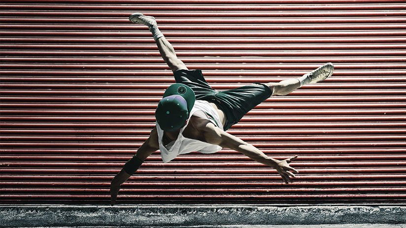 VIDEO INQUIETANTE: El imprudente baile de un saudí que se juega la vida ante un camión en marcha