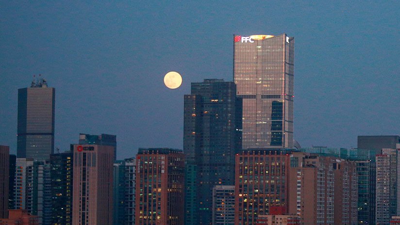 China lanza un satélite para explorar la cara oculta de la luna