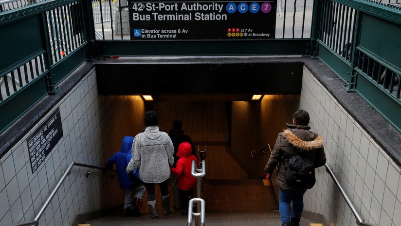 VIDEO: Un menor se hace pasar por agente para robar a un ciego, pero su madre lo delata a la Policía
