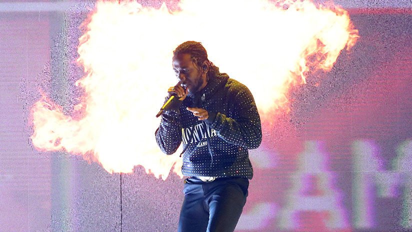 VIDEO: Un rapero invita a una fan blanca a subir al escenario y la interrumpe cuando dice 'nigger'