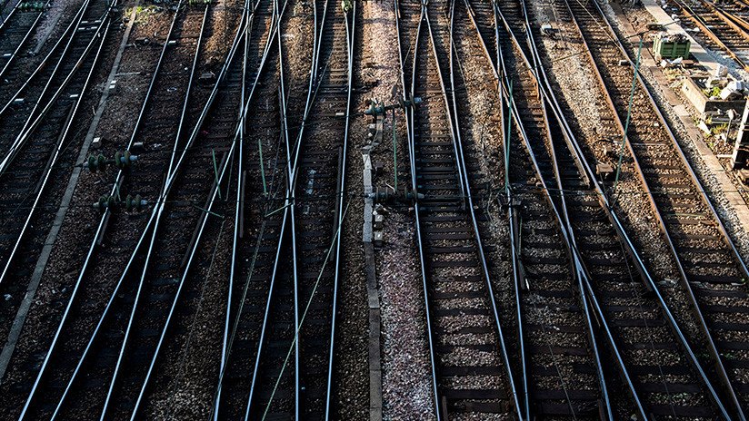 VIDEOS: Un tren 'infernal' de pasajeros cubierto en llamas conmociona a los viajeros en una estación