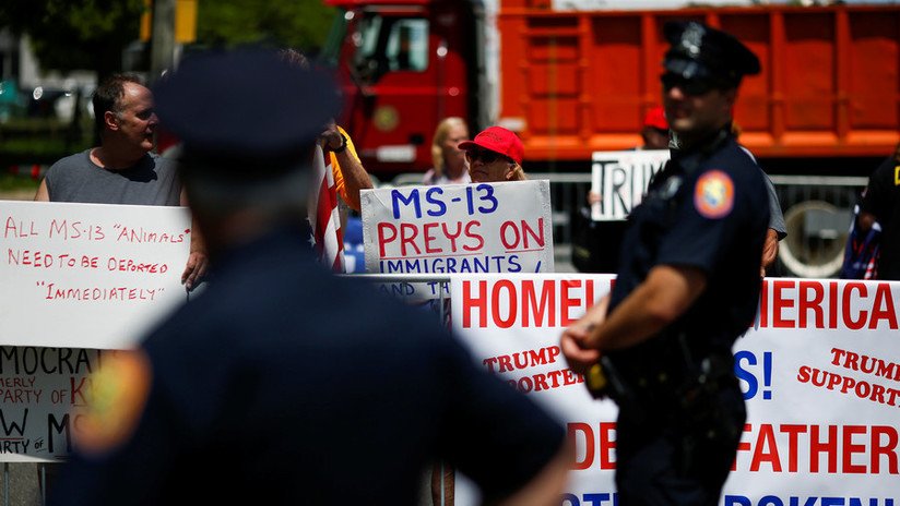 Trump se reúne con familias de víctimas de los "animales" de la pandilla MS-13 