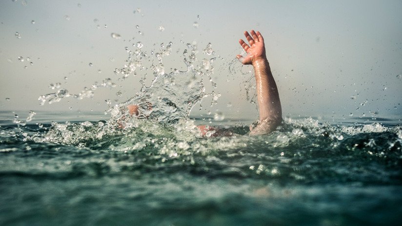 FUERTES IMÁGENES: Tres jóvenes filman con su móvil cómo se ahogan en un estanque de India