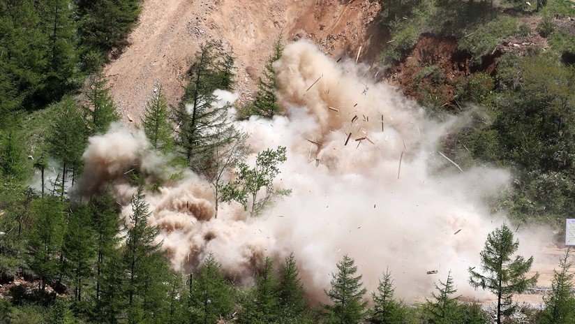 Explosiones y humo: El polígono nuclear norcoreano completamente destruido 