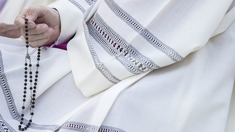 FOTOS: Retiran monumento de sacerdote denunciado por abuso infantil en Ecuador