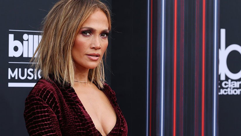 FOTOS: Jennifer López ostenta un lujoso bolso Valentino y causa polémica en la Red