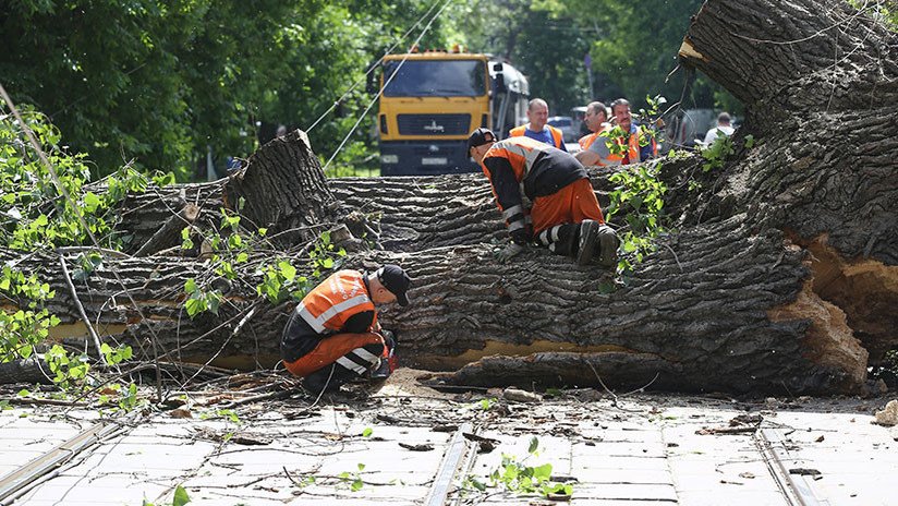 FOTOS, VIDEOS: Vientos huracanados arrancan todo a su paso por Rusia central