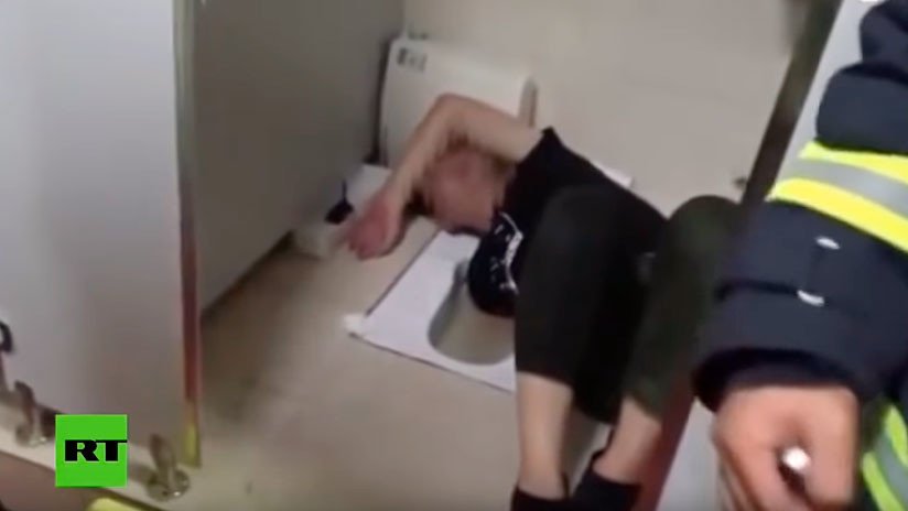 VIDEO: Mete una mano en el inodoro para rescatar su teléfono y queda atascado hasta el hombro