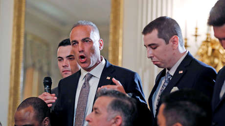 Padre de una de las víctimas de la masacre de Parkland demanda a un "cobarde" policía escolar