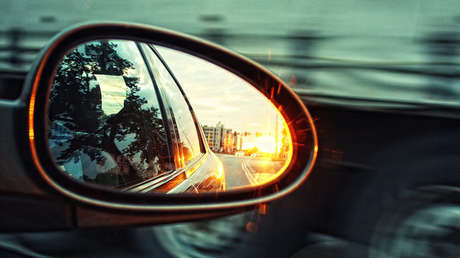 Misterio en Toronto: Aparece un auto colgado debajo de un puente y nadie conoce el motivo (FOTOS)