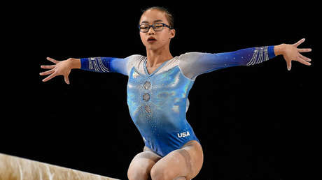Aterrador: La campeona mundial de gimnasia aterriza de cabeza y casi se parte el cuello (VIDEO)