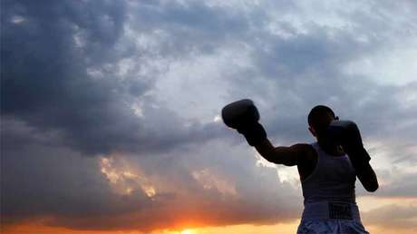 "No te metas con un ruso": Repele un ataque de perros a patadas y puñetazos (VIDEO)