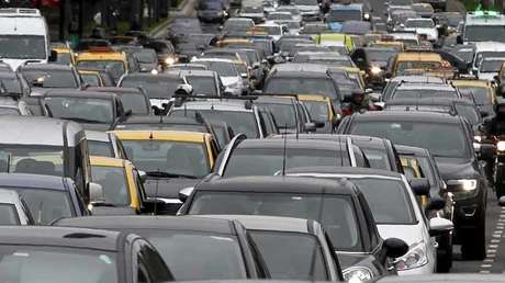 VIDEO: Una joven es acosada por un taxista y lo enfrenta en medio de la calle
