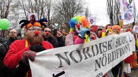 VIDEO: Luce una camiseta con Franco en una manifestación del 1 de mayo y esto es lo que le sucede