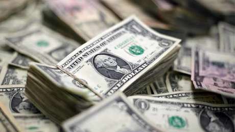 VIDEO: 600.000 dólares salen volando de un vehículo y se genera una escena digna de Hollywood