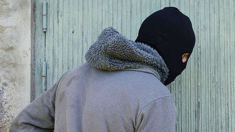 Un hombre enmascarado abre fuego en una calle en las afueras de París