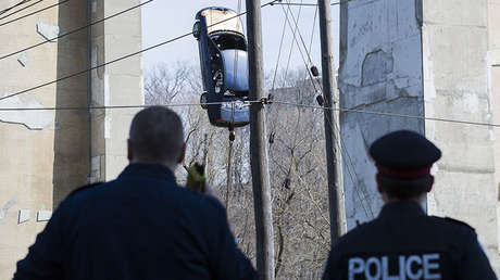 VIDEO: La Policía de Canadá trata de resolver el misterio del coche colgado