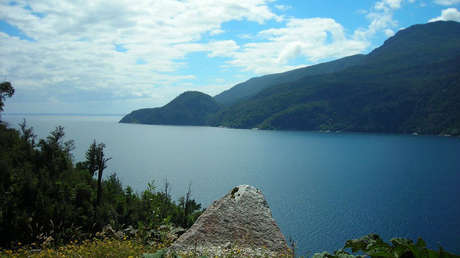 Chile: Bus militar con 31 pasajeros a bordo cae al estuario de Reloncaví (FOTOS)