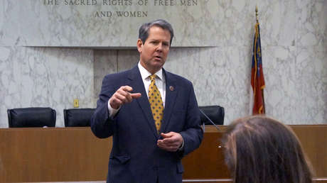 Candidato a gobernador de Georgia apunta con un rifle al novio de su hija en un video electoral