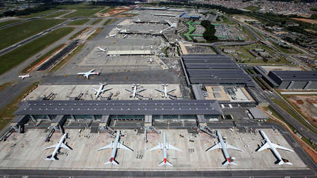 Una brasileña negada a perder su vuelo sale a la pista y obliga al avión a detenerse