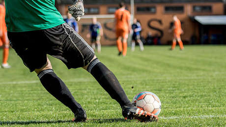 VIDEO: Guardameta checo rompe la portería en una estirada para evitar un gol