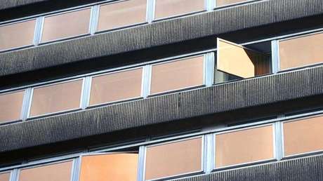 Justo a tiempo: Un jubilado ruso atrapa a una niña que cayó desde un noveno piso