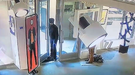 Venganza con mucho arte: Le hace perder 3 millones de dólares al padre y nadie sabe por qué (VIDEO)