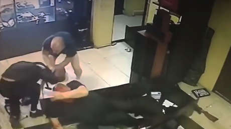 Golpeando cabezas con un martillo: El salvaje asalto de un encapuchado a una casa de empeños (VIDEO)