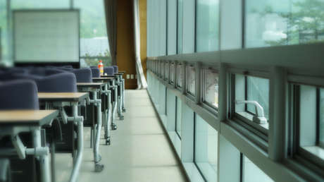 VIDEO: Maestra abofetea y trata de despertar 'a patadas' a un alumno (pero no quieren que renuncie)