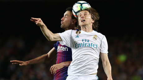 El Barcelona y el Real Madrid inflaman un Clásico sin nada en juego (2-2)