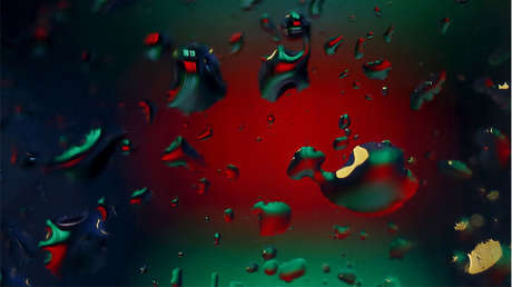 VIDEO: Usa la ventana de un coche como espejo y se lleva una incómoda sorpresa