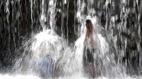 FUERTE VIDEO: Un joven se precipita por una catarata y sus amigos piensan que es una broma