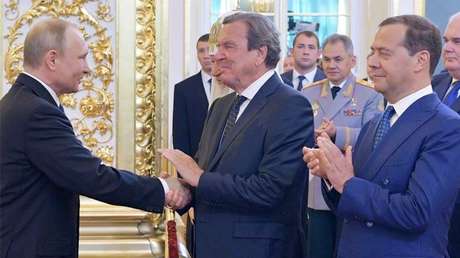 VIDEO: Gerhard Schroeder recibe de Vladímir Putin un apretón de manos 'exclusivo'