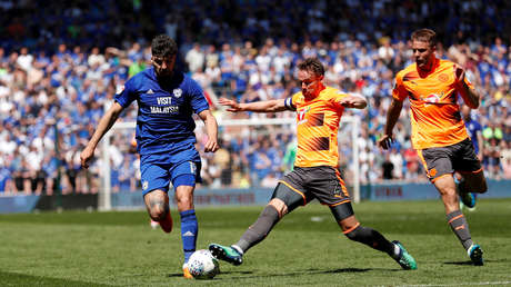 VIDEO: Una sombra crea una ilusión óptica durante un partido del fútbol inglés e incendia las redes