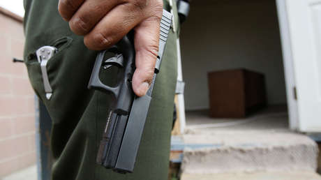 EE.UU.: Compra Mentos en una tienda y un policía le apunta con su pistola acusándole de robo (VIDEO)