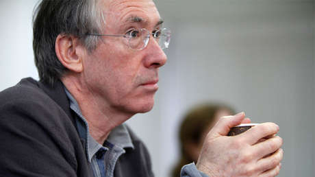 Un escritor ayuda a su hijo a escribir una redacción sobre su novela y obtiene una nota regular