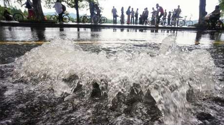VIDEO: El dramático rescate de un niño de 11 años, arrastrado por las aguas de una alcantarilla