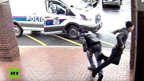 VIDEO: Zancadillea a un delincuente a la fuga para que le arreste la Policía