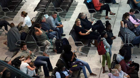 VIDEO: Una mujer protagoniza un escándalo tras descubrir al marido con su amante en un aeropuerto