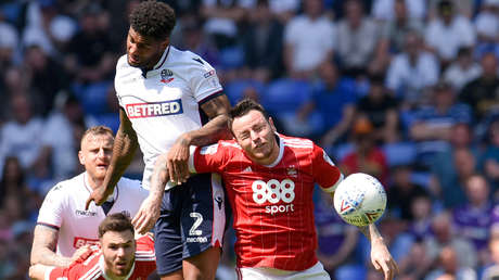 Futbolista feliz regala a un hincha su chamarra y olvida adentro su billetera y anillo de compromiso