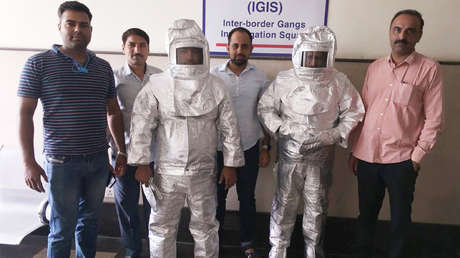 VIDEO: Vestían 'trajes espaciales' y afirmaban que vendían productos a la NASA (terminaron presos)
