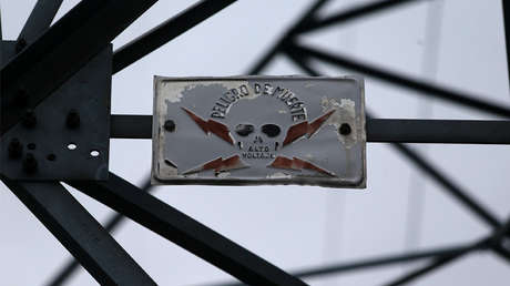 FUERTE VIDEO: Muere electrocutado tras agarrar cables de alta tensión durante un concierto (18+)